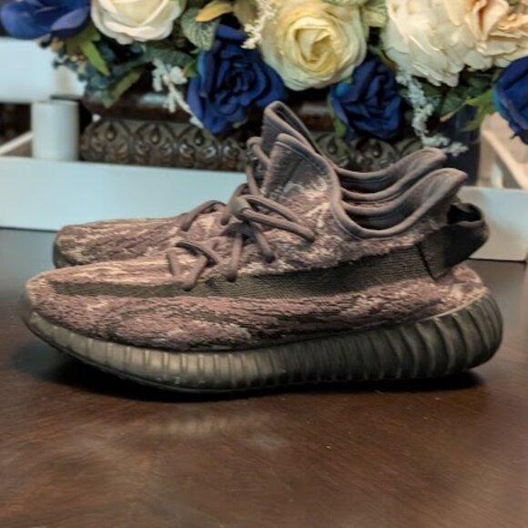 B31 ADIDAS Yeezy Boost 350 V2 - Picture 2 of 10